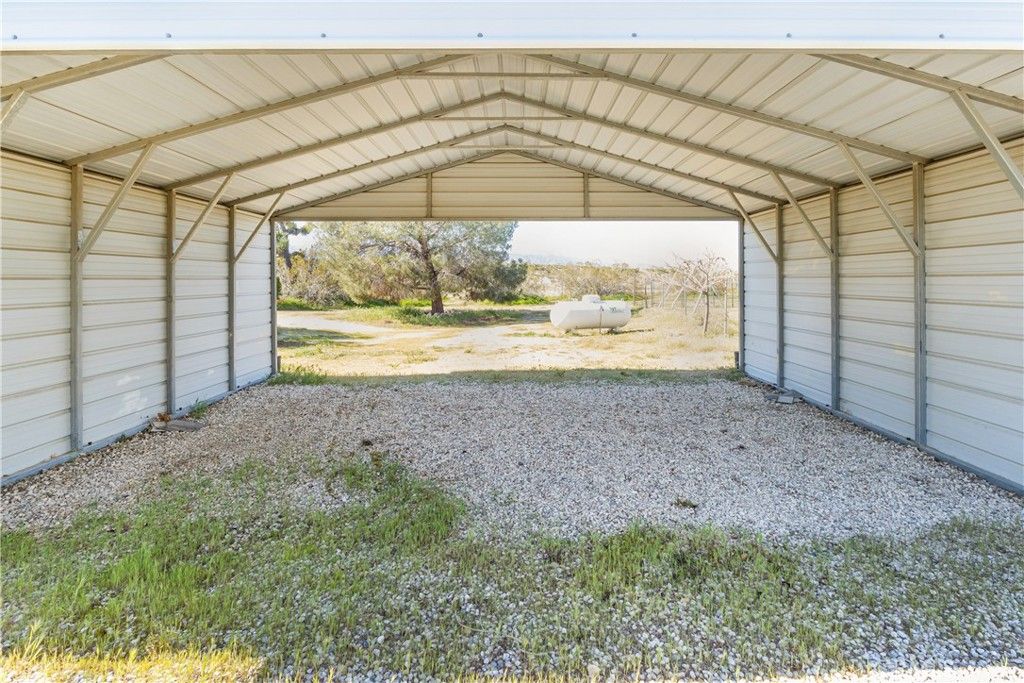 Image 5 of property listing at 13352 Gentian Court, Phelan, CA 92371