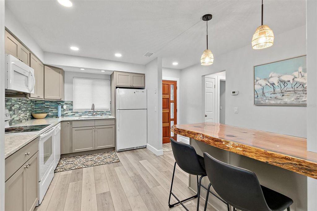 Image 6 of property listing at 809 E 14TH AVENUE, New Smyrna Beach, FL 32169