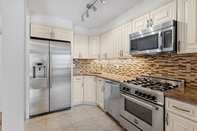 157 Hempstead Avenue B20, Lynbrook, NY 11563