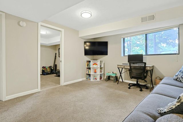 195 Treetop Circle, Nanuet, NY 10954