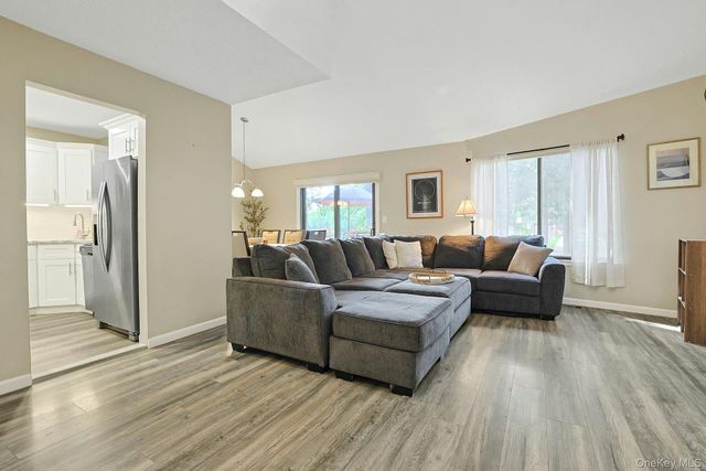 195 Treetop Circle, Nanuet, NY 10954