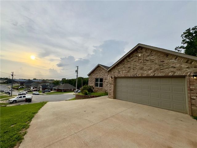 2232 Presley Lane, Springdale, AR 72764