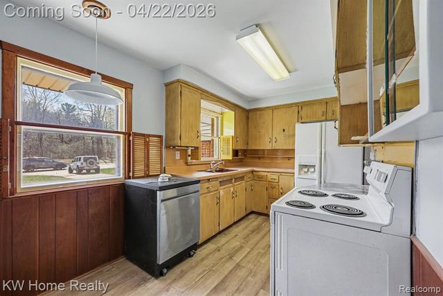 26932 W 6 Mile Road, Redford, MI 48240