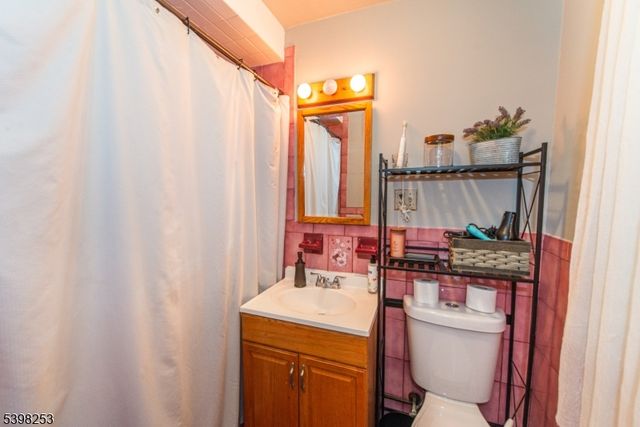 58 Hathaway St, Wallington Boro, NJ 07057