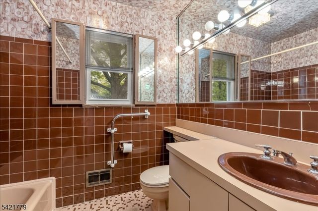 389 Walnut Ave, Cranford Twp., NJ 07016