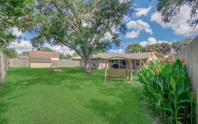 1920 Lazy Creek Lane, Pearland, TX 77581