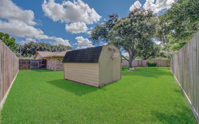 1920 Lazy Creek Lane, Pearland, TX 77581
