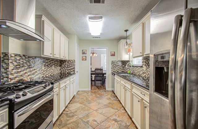 1920 Lazy Creek Lane, Pearland, TX 77581