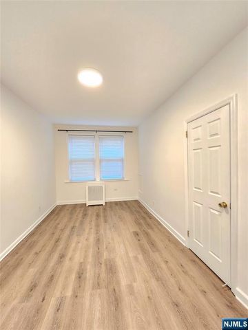 218 Broad Avenue 2F, Leonia, NJ 07605