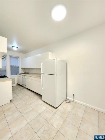 218 Broad Avenue 2F, Leonia, NJ 07605