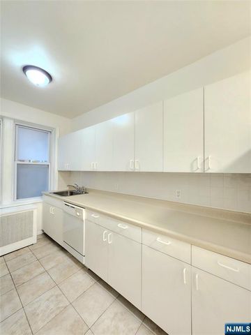 218 Broad Avenue 2F, Leonia, NJ 07605