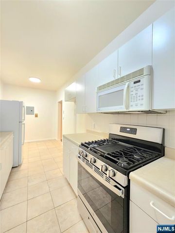 218 Broad Avenue 2F, Leonia, NJ 07605