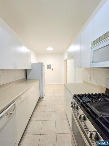 218 Broad Avenue 2F, Leonia, NJ 07605