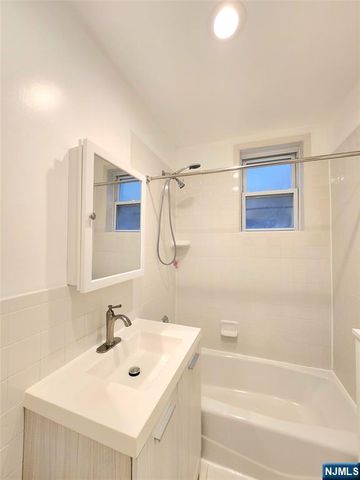 218 Broad Avenue 2F, Leonia, NJ 07605