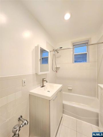 218 Broad Avenue 2F, Leonia, NJ 07605