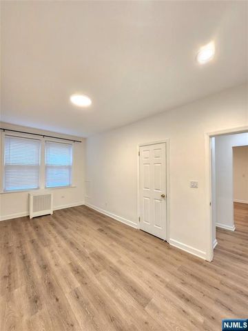 218 Broad Avenue 2F, Leonia, NJ 07605