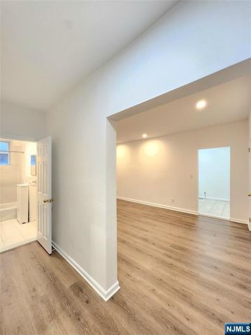 218 Broad Avenue 2F, Leonia, NJ 07605