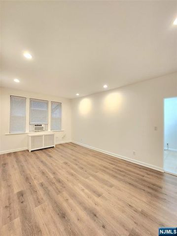 218 Broad Avenue 2F, Leonia, NJ 07605