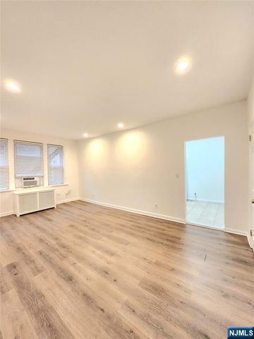 218 Broad Avenue 2F, Leonia, NJ 07605