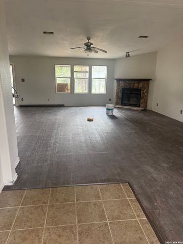 129 Oak Shadow, Floresville, TX 78114
