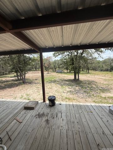 129 Oak Shadow, Floresville, TX 78114
