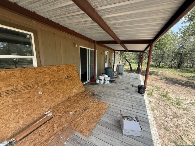 129 Oak Shadow, Floresville, TX 78114