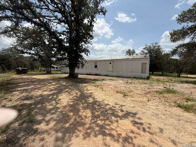 129 Oak Shadow, Floresville, TX 78114