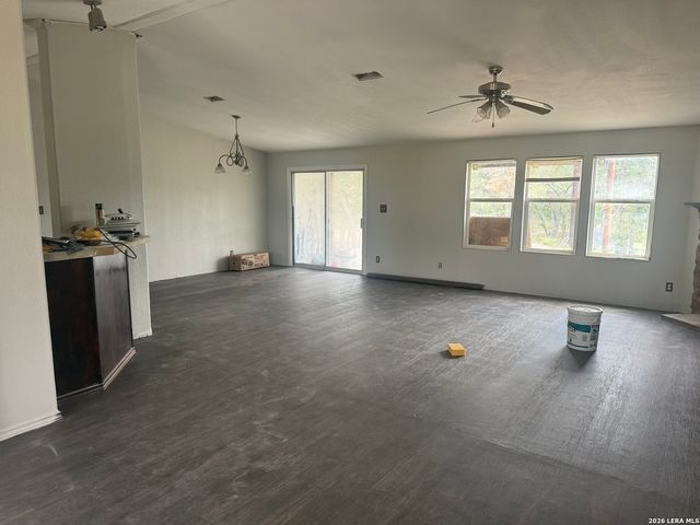 129 Oak Shadow, Floresville, TX 78114