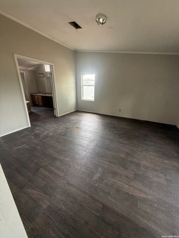 129 Oak Shadow, Floresville, TX 78114