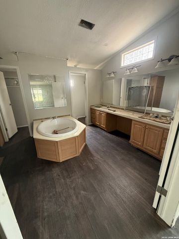 129 Oak Shadow, Floresville, TX 78114