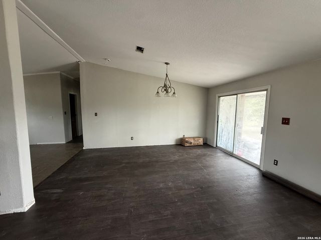 129 Oak Shadow, Floresville, TX 78114