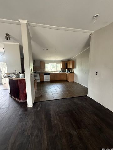 129 Oak Shadow, Floresville, TX 78114