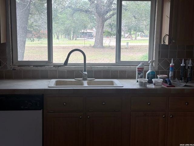 129 Oak Shadow, Floresville, TX 78114