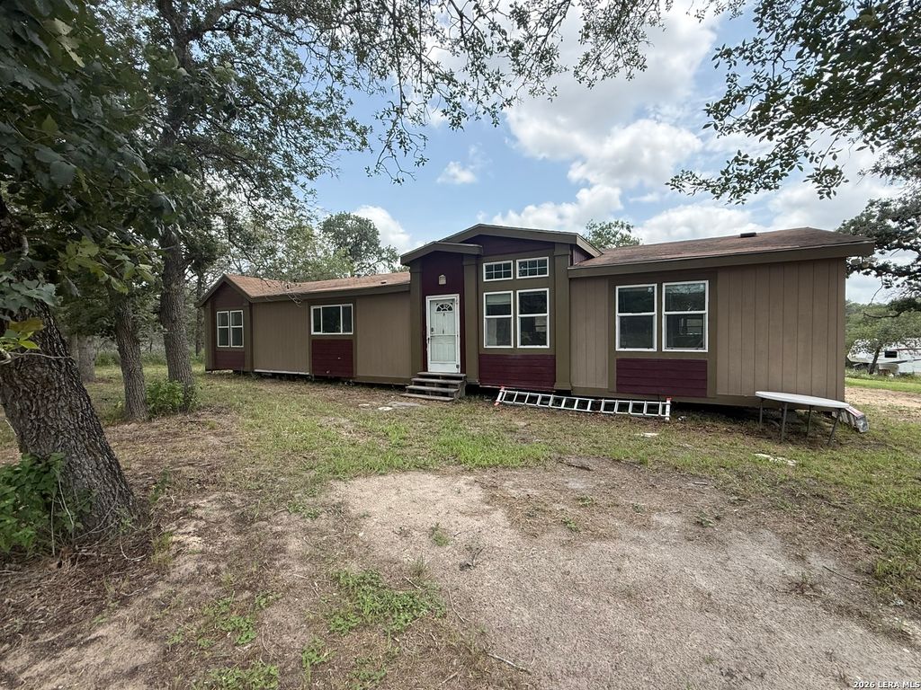 129 Oak Shadow, Floresville, TX 78114