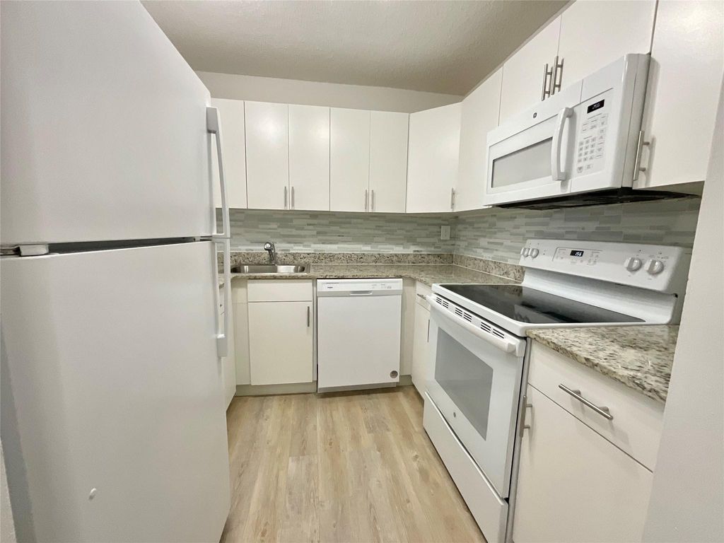 9517 Fontainebleau Boulevard 531-405, Miami, FL 33172