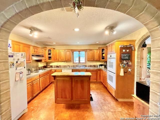 326 Rocky Creek Rd, Medina, TX 78055