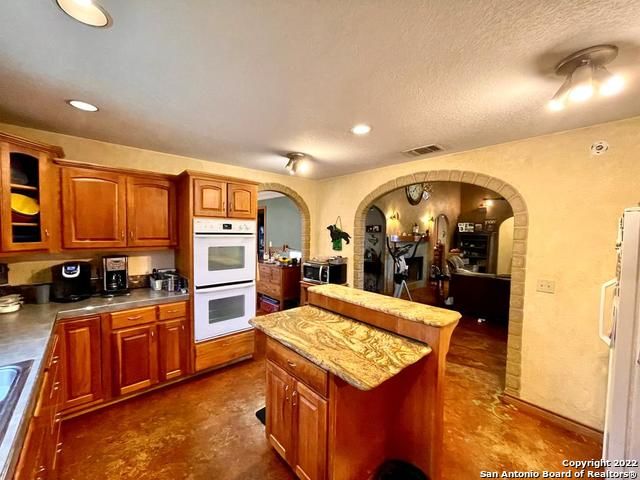 326 Rocky Creek Rd, Medina, TX 78055