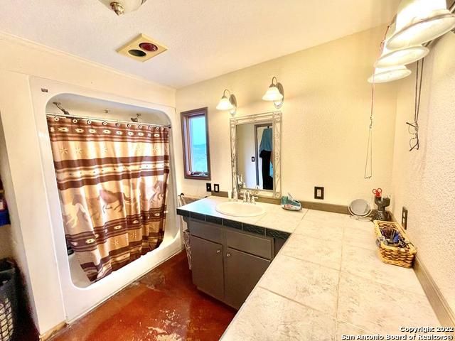 326 Rocky Creek Rd, Medina, TX 78055