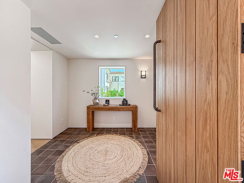 Image 5 of property listing at 421 19th Street, Santa Monica, CA 90402