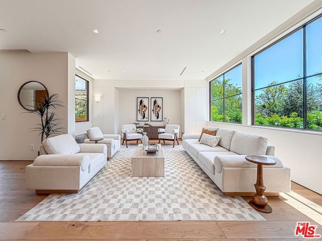 Image 8 of property listing at 421 19th Street, Santa Monica, CA 90402