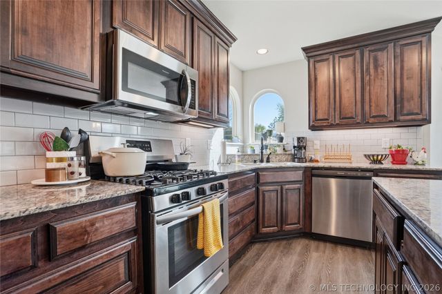 5421 Skylane Drive, Sand Springs, OK 74063