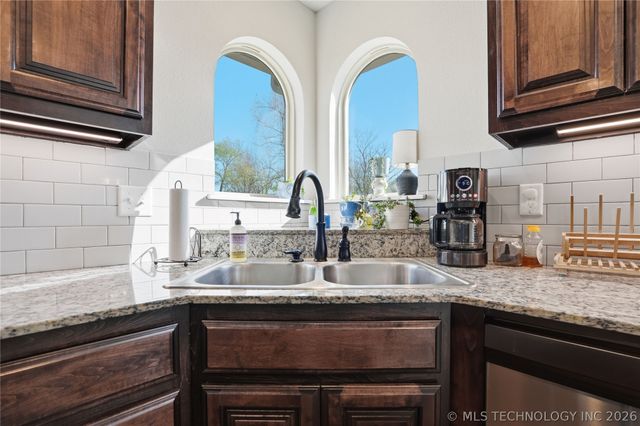 5421 Skylane Drive, Sand Springs, OK 74063