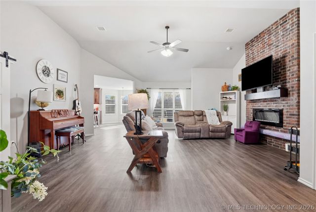 5421 Skylane Drive, Sand Springs, OK 74063