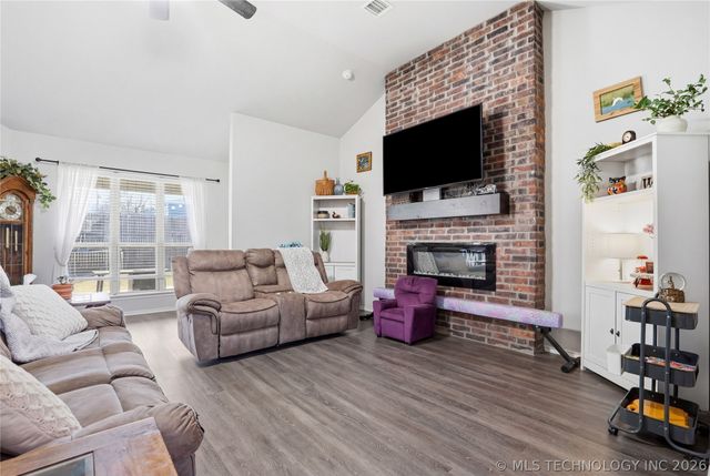 5421 Skylane Drive, Sand Springs, OK 74063