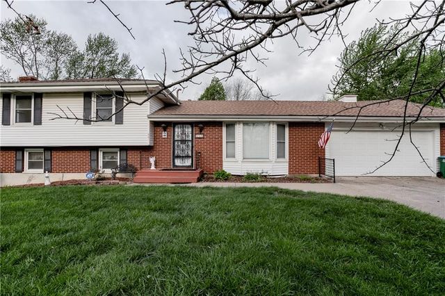 881 E 1st Street, Peculiar, MO 64078