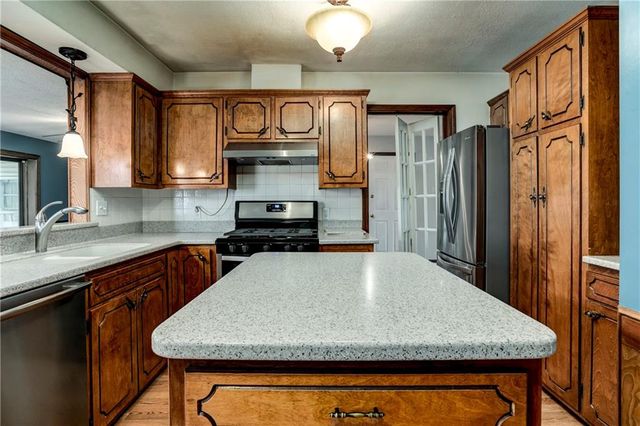 881 E 1st Street, Peculiar, MO 64078