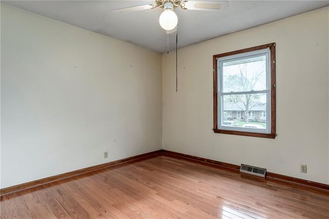 881 E 1st Street, Peculiar, MO 64078