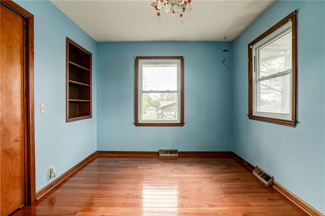 881 E 1st Street, Peculiar, MO 64078