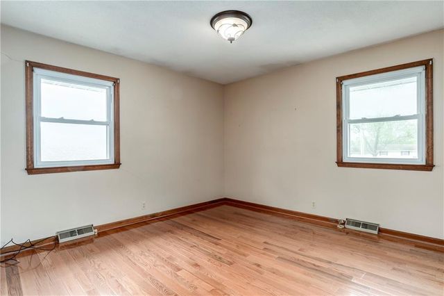881 E 1st Street, Peculiar, MO 64078