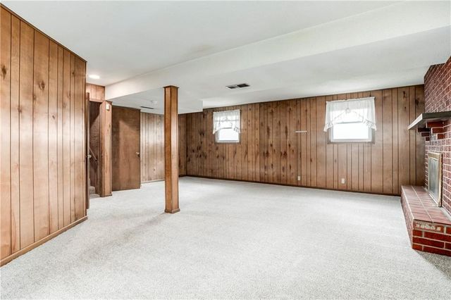 881 E 1st Street, Peculiar, MO 64078